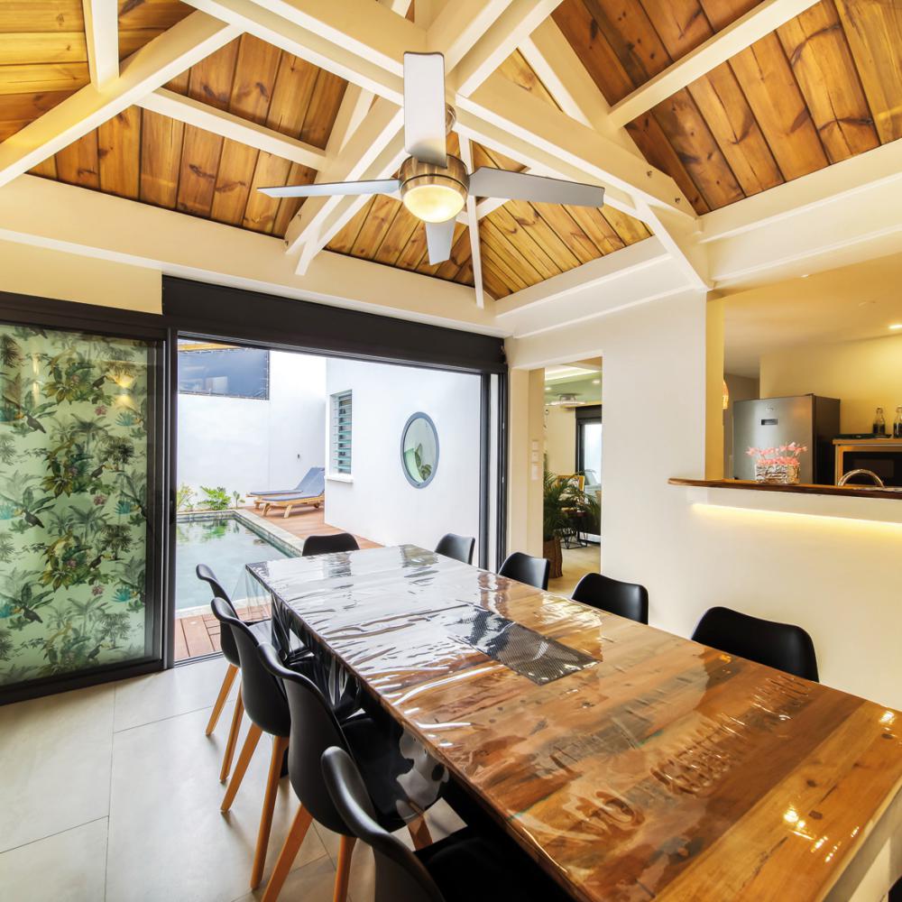 Salle à manger de 10 personne à côté de la cuisine ouverte. 