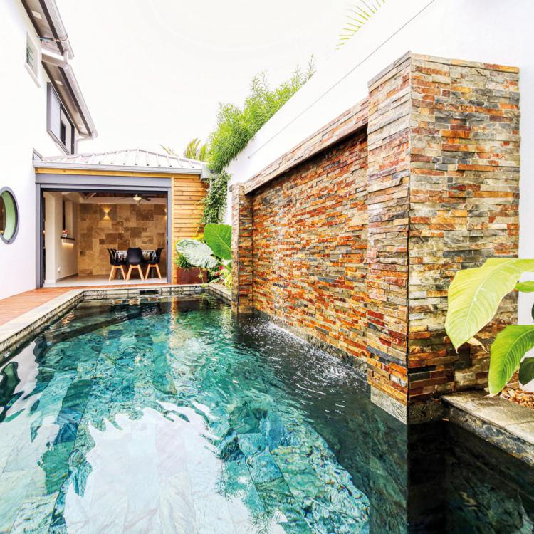 Piscine de 17 m2 en pierre naturelle avec mur ruisselant, (chauffée en hiver) avec petit espace extérieur / sans vis à vis.