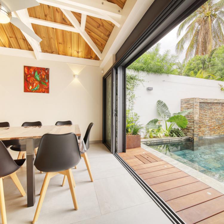 Une salle à manger de 16 m2 donnant sur l'espace piscine.