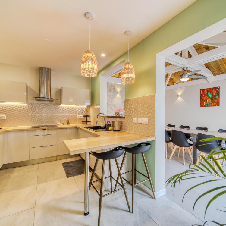 Une cuisine américaine entièrement équipée (lave vaisselle, réfrigérateur, four, micro-onde, machine à café à grains)