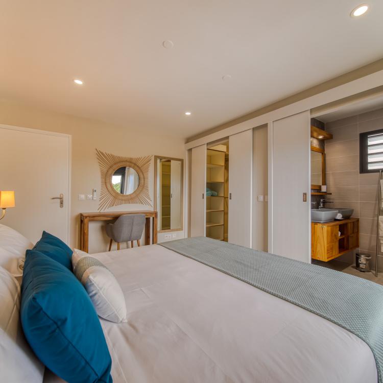 Suite parentale à l'étage avec salle d'eau et dressing, literie haut de gamme.